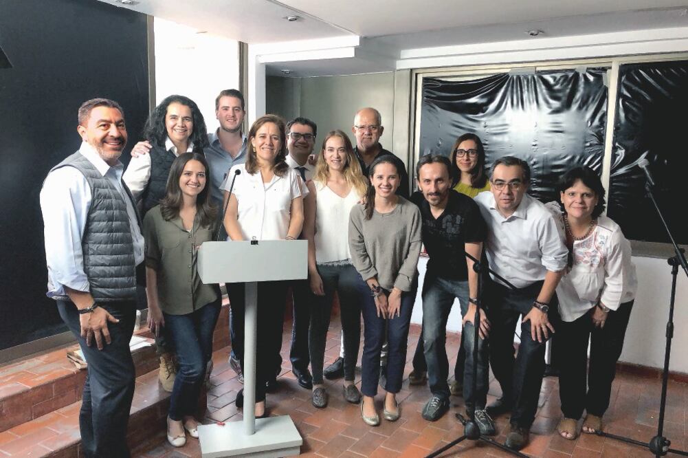 Margarita Zavala, acompañada de su equipo de campaña. (ESPECIAL)