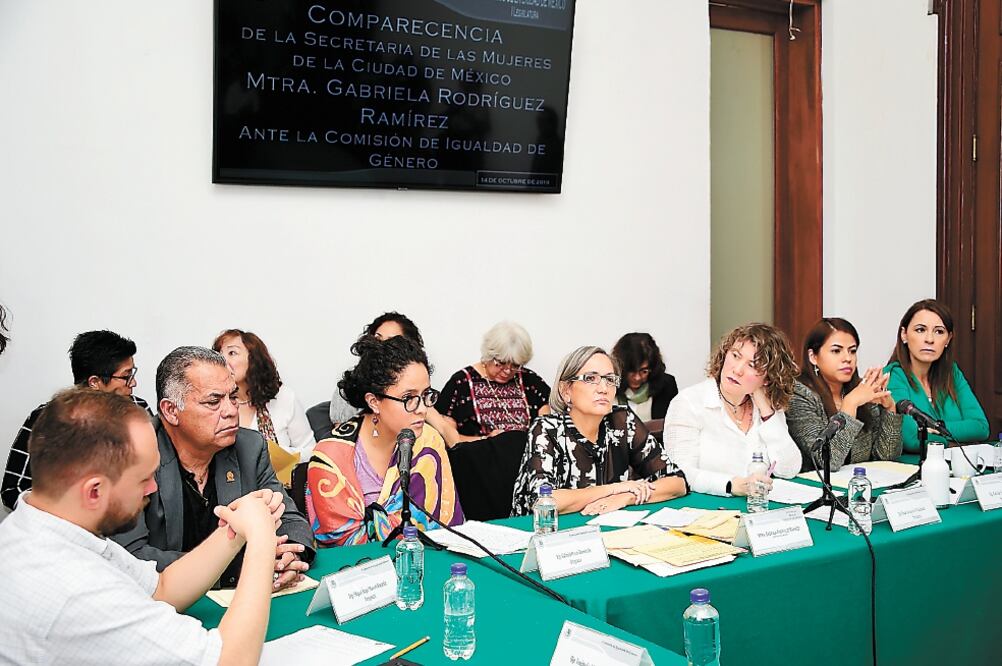Gabriela Rodríguez, secretaria de Mujeres (centro), en el marco de la glosa del Primer Informe de Gobierno, dice que no es necesario decretar la alerta. Foto/ESPECIAL