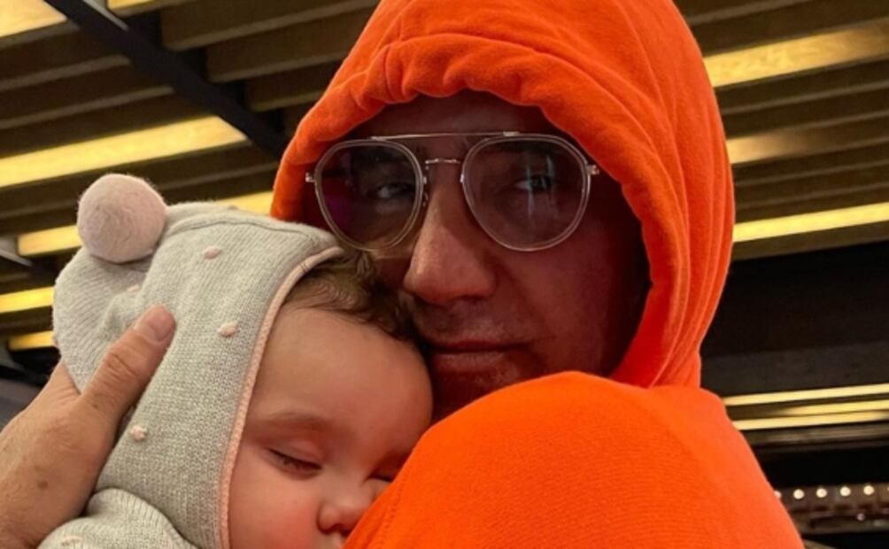 ¡Abuelo amoroso! Así luce Alejandro Fernández con su segunda nieta