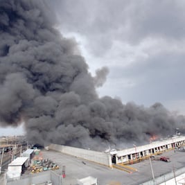 Llamas consumen bodega con toneladas de tela en Toluca
