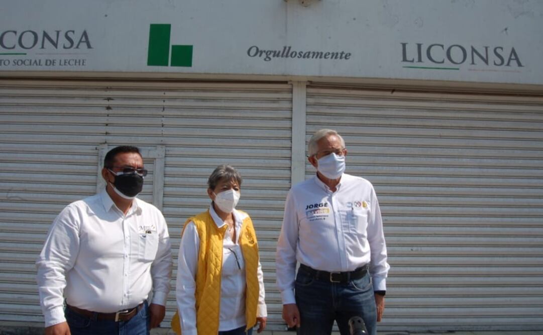 Jorge Gaviño Ambriz acompañado de la candidata a alcaldesa, Carmen Pacheco, y del candidato a diputado suplente, Miguel Morales.  Foto: Especial 