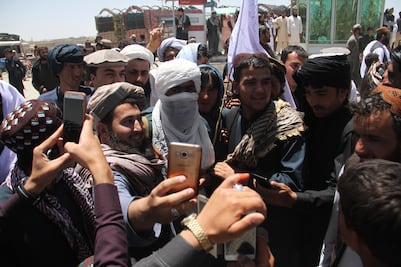 En vez de disparos, talibanes y soldados afganos comparten té, abrazos y selfies