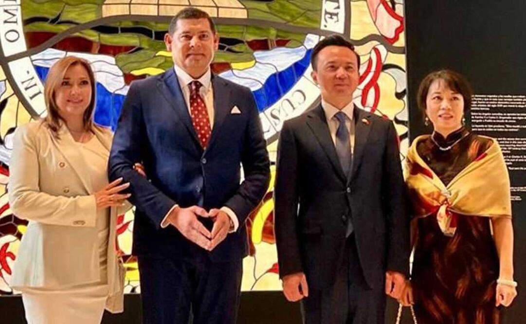 Alejandro Armenta Mier, presidente del Senado y Zhang Run, embajador de China en México, acompañados por sus esposas. Foto: Twitter @armentapuebla_