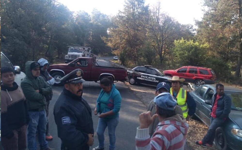 Habitantes bloquean accesos a poblado en Michoacán por temor a contagio de Covid-19