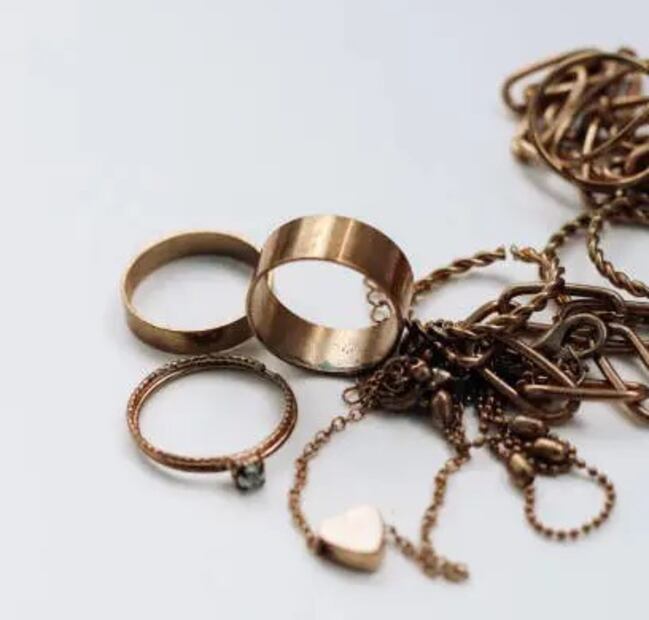 No dejes que tus accesorios se vean opacos y dales una limpieza profunda. Foto: Unsplash