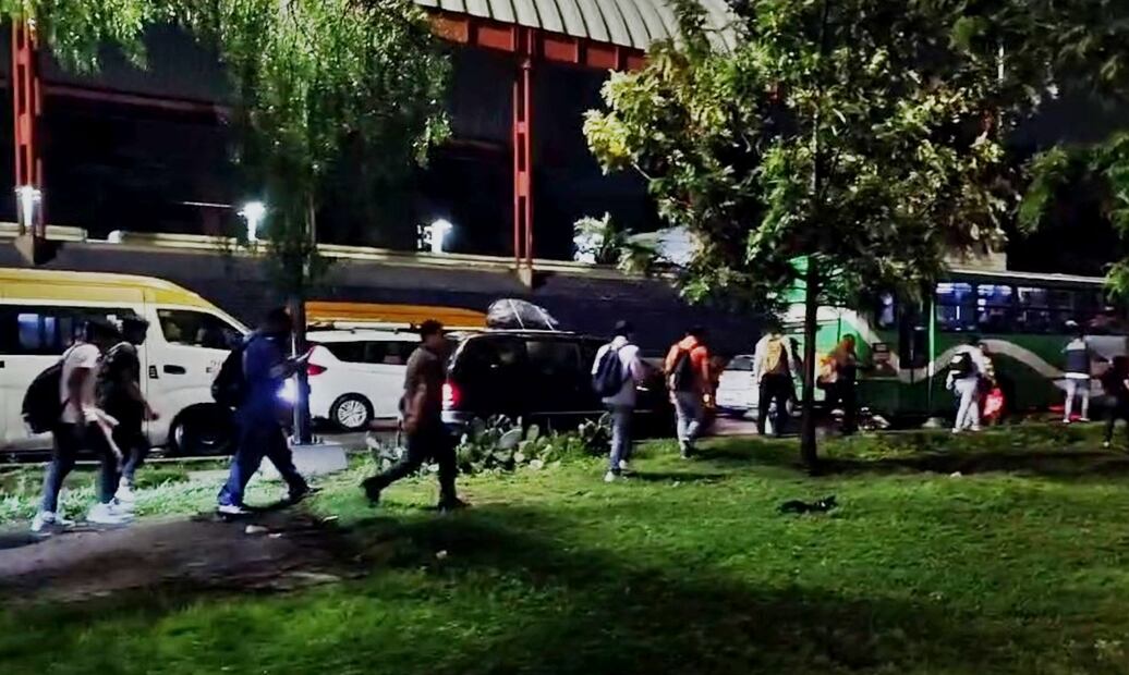 Usuarios de la Línea A del Metro buscan trasladarse a sus hogares durante la noche del miércoles, después de que por lluvias las estaciones de Peñón Viejo a La Paz dejaron de dar servicio, el 30 de julio de 2025. Foto: Luis Camacho/EL UNIVERSAL