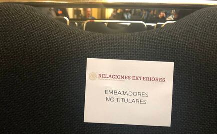 Dejan en penúltima fila a embajadora de México en EU en reunión con AMLO