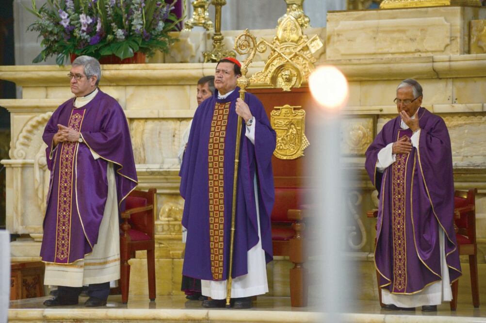 El cardenal Norberto Rivera Carrera, arzobispo primado de México (centro), ayer durante la celebración eucarística de la Catedral Metropolitana (ISABEL MATEOS. CUARTOSCURO)