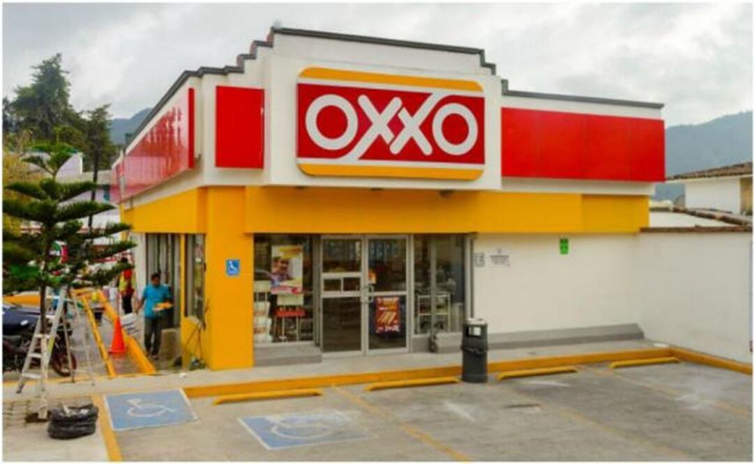 La cadena de tiendas Oxxo informó que su tarjeta de débito Spin se une a la mayoría de tarjetas bancarias que también pueden utilizarse para pagar el ingreso al Metrobús. Foto: Archivo/El Universal