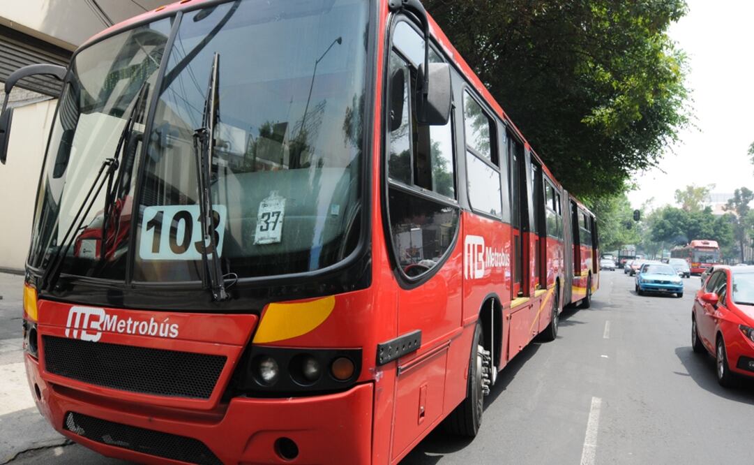 Foto: Archivo/El Universal/ Un usuario grabó el momento en que se observa al Metrobús con las puertas abiertas mientras avanza 