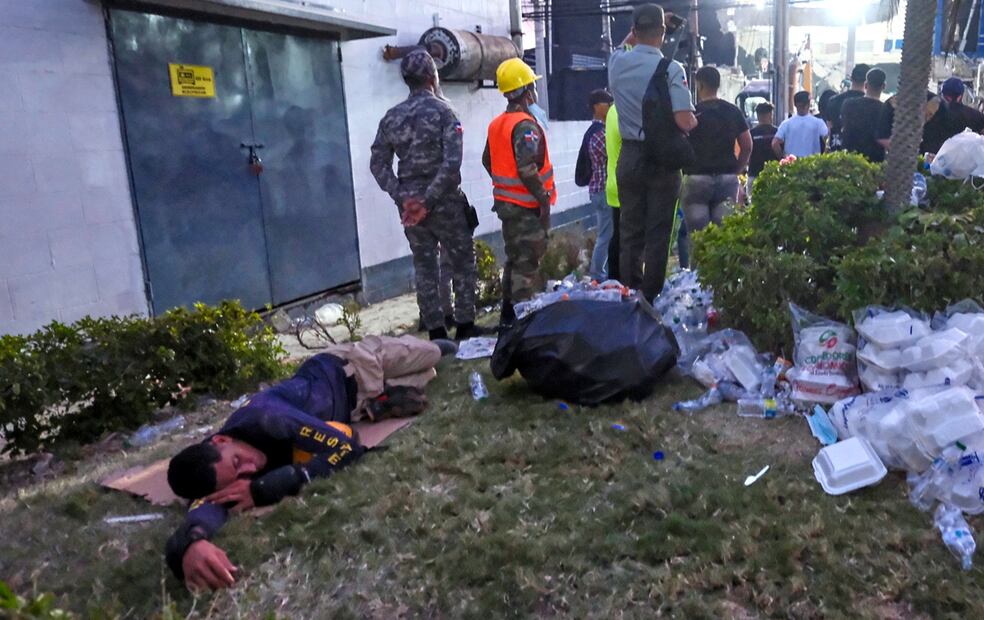 Un rescatistas descansa mientras los equipos continúan con sus labores un día después del derrumbe del techo de la discoteca Jet Set en Santo Domingo, República Dominicana, el miércoles 9 de abril de 2025. Foto: AP