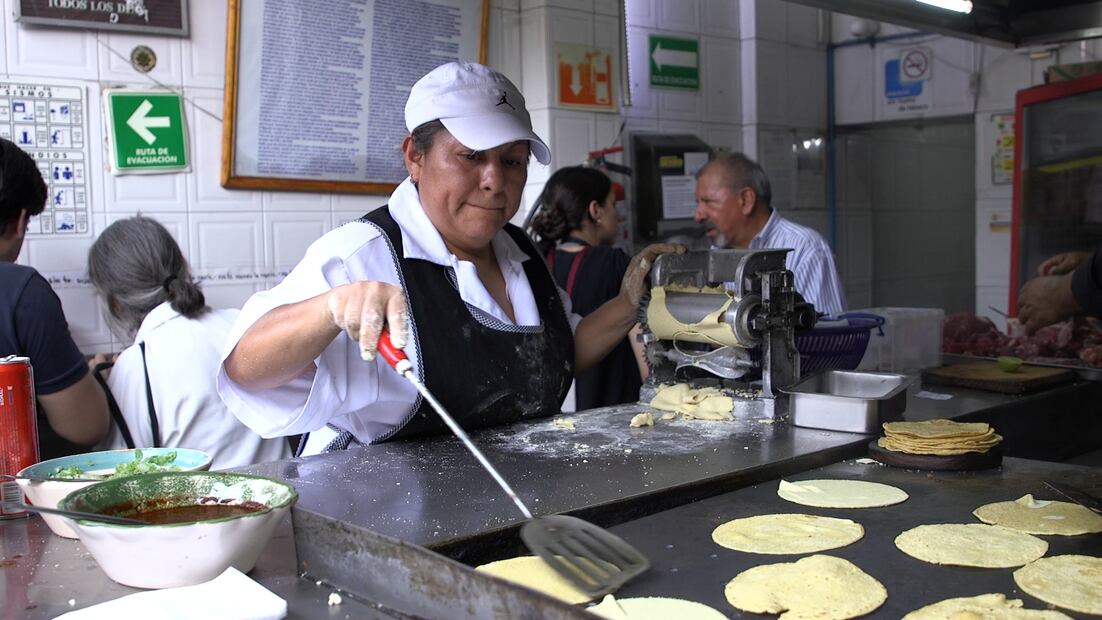 Uno de las claves del éxito de esta taquería, son las tortillas hechas a mano. Foto: Paola Reyes