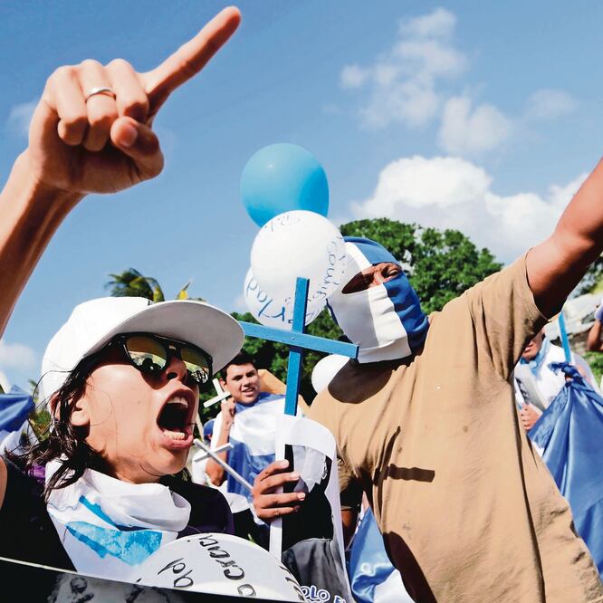 Manifestantes marchan en Costa Rica contra el presidente nicaragüense Daniel Ortega, y su esposa y vicepresidenta, Rosario Murillo. INTI OCON. AFP