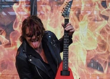 Le roban la computadora a Kai Hansen, vocalista de Helloween; él le da dos opciones al ratero