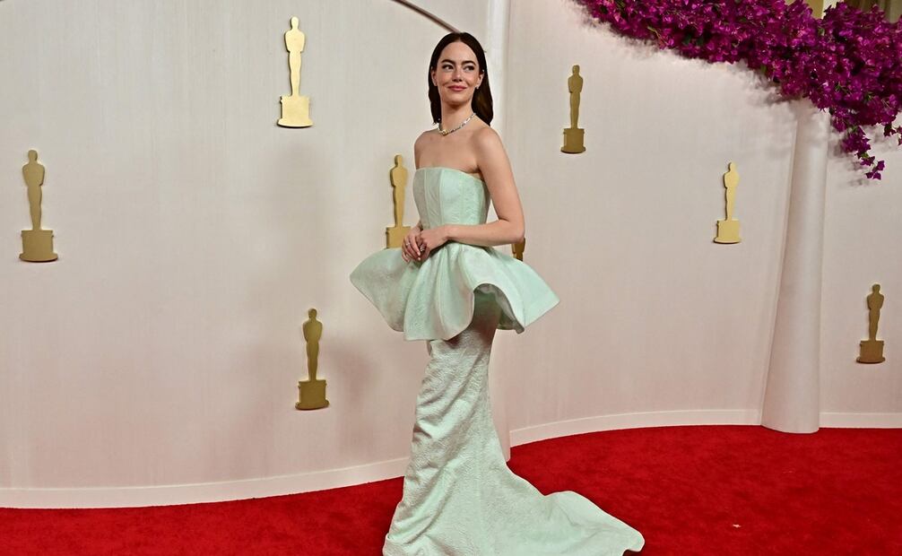Emma Stone desfilando en la alfombra del Oscar: Foto: AFP