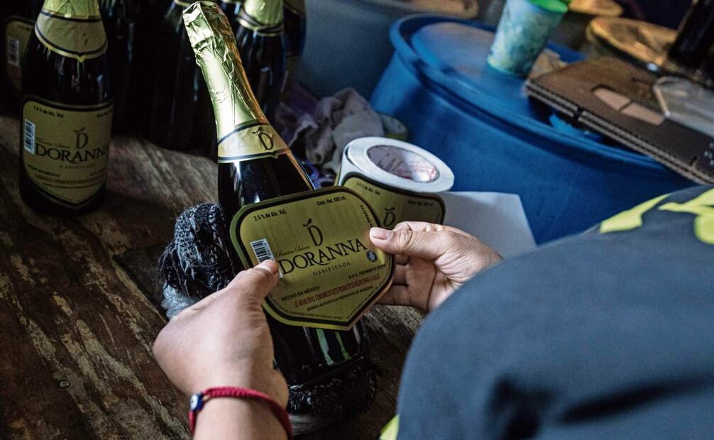 José Manuel Fernández Parra es sidrero de cuarta generación y lleva 17 años con su marca Doranna. Foto: Gabriel Pano / EL UNIVERSAL