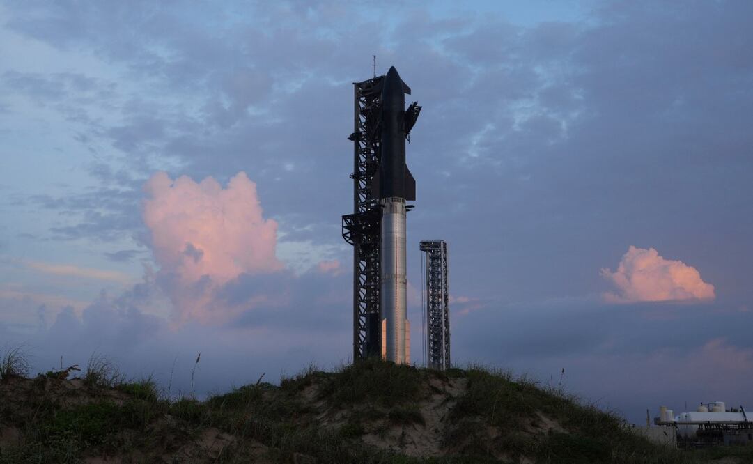 La nave Starship de SpaceX despega en su décimo lanzamiento de prueba tras aplazamientos. (26/08/25) Foto: AP