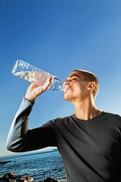 Esta es la cantidad de agua que debes tomar para cuidar los riñones