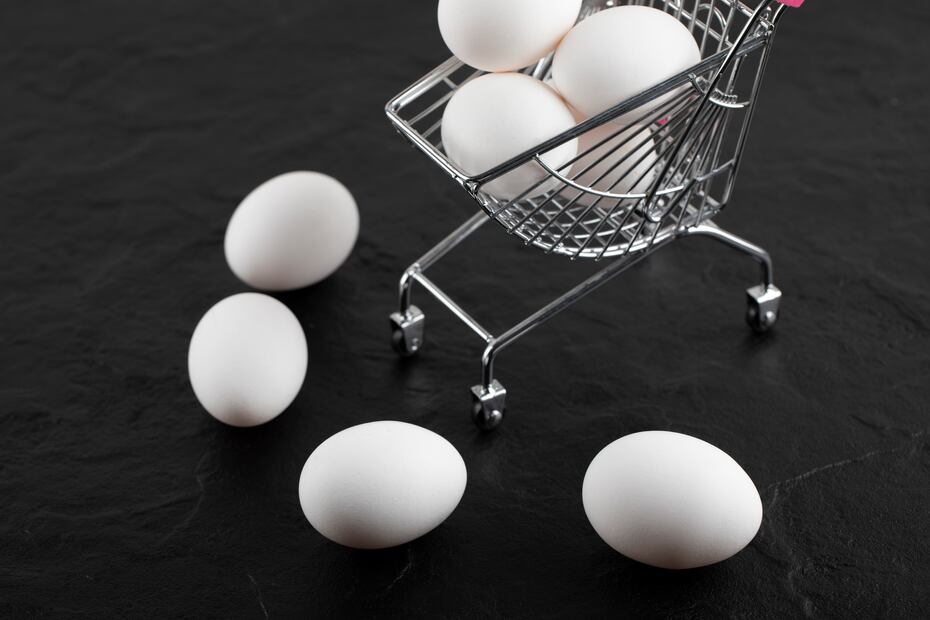 Compra solo huevo con cáscara limpia, sin grietas y bien refrigerado. Foto: Freepik