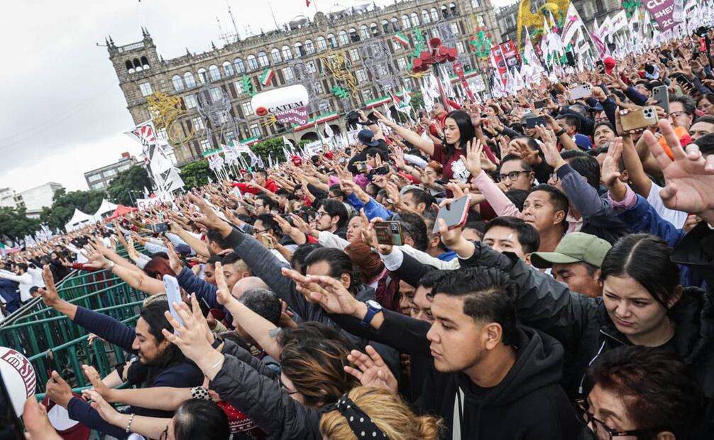 Asistentes a la ceremonia de la entrega del bastón de mando a Claudia Sheinbaum acompañan a la presidenta en su ritual 1 de octubre de 2024 / Foto: Gabriel Pano. EL UNIVERSAL