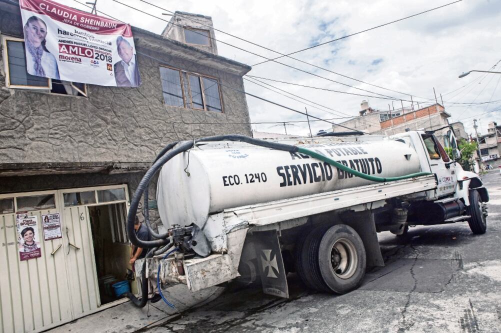En las últimas cuatro semanas se han repartido mil 800 pipas diarias en promedio en Iztapalapa; es decir, más de 18 millones de litros cada 24 horas (TERCERO DÍAZ. CUARTOSCURO)