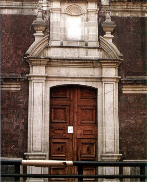 Puerta de entrada del antiguo hospital de Betlemitas, imagen tomada en 2006. Colección Carlos Villasana.