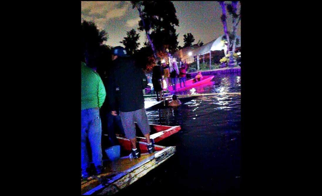 Hundimiento de trajinera. Foto: @SGIRPC_CDMX