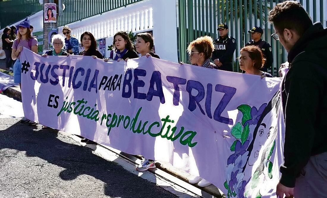 Activistas en los alrededores de la Corte Interamericana de Derechos Humanos en Costa Rica, por el caso de Beatriz, una joven salvadoreña ya fallecida que en 2013 solicitó interrumpir su embarazo y se le impidió. Foto: EFE