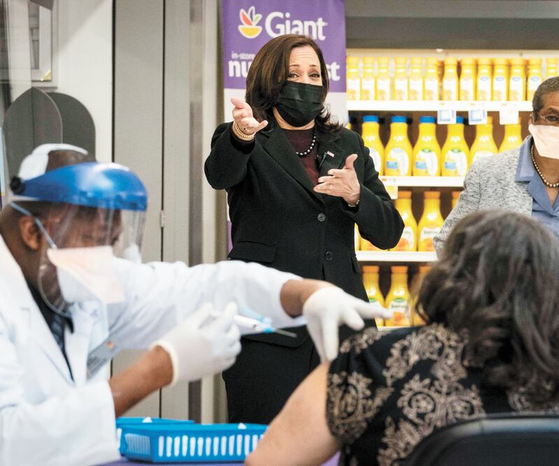 La vicepresidenta Kamala Harris, ayer durante una visita a la farmacia de un supermercado donde vacunan contra el coronavirus, en Washington. Foto: DREW ANGERER. AFP