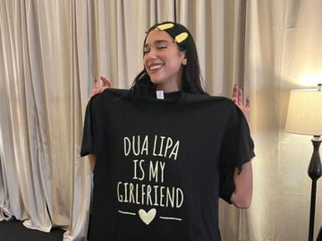Dua Lipa modela look de cholo y nos regresa a los 90