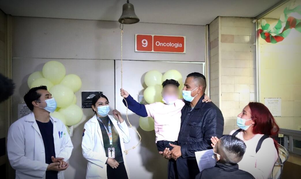 Acompañado de sus padres, su hermano mayor y la doctora María de Lourdes Gutiérrez Rivera; Dani agitó con fuerza la “campana de la vida” instalada fuera del consultorio de Oncología del Hospital de Pediatría del Centro Médico Nacional Siglo XXI y así celebrar el término de las quimioterapias. Foto: especial