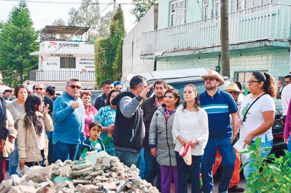 Vecinos solicitaron a la jefa de Gobierno electa —de visita en I ztapalapa— que pronto les ayude a rehabilitar sus casas. (CORTESÍA)