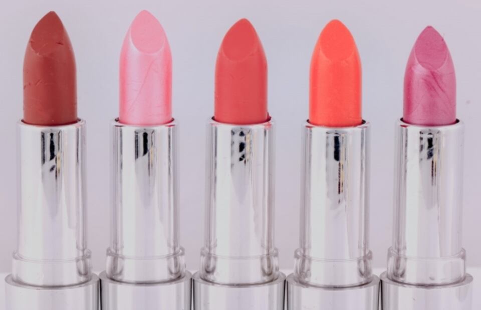 Te decimos cómo maquillarte los labios sin manchar el cubrebocas
