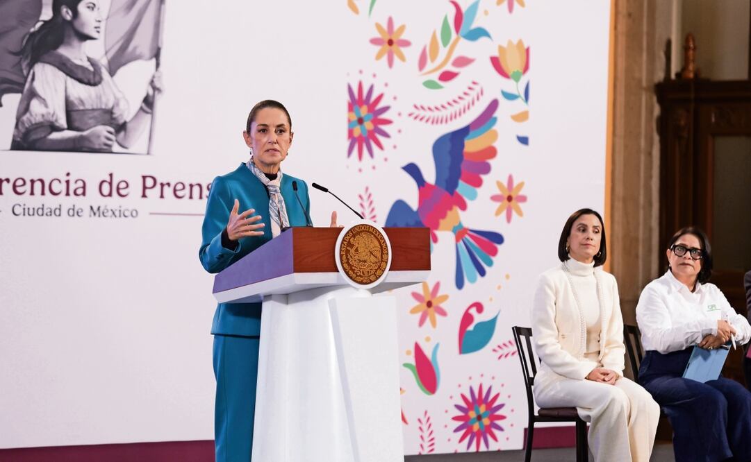 La presidenta Claudia Sheinbaum acompañada de Luz Elena González, titular de la Secretaría de Energía (Sener), y Emilia Calleja Alor, directora general de la CFE, durante la presentación de su estrategia del sector eléctrico. Foto: Carlos Mejía | El Universal