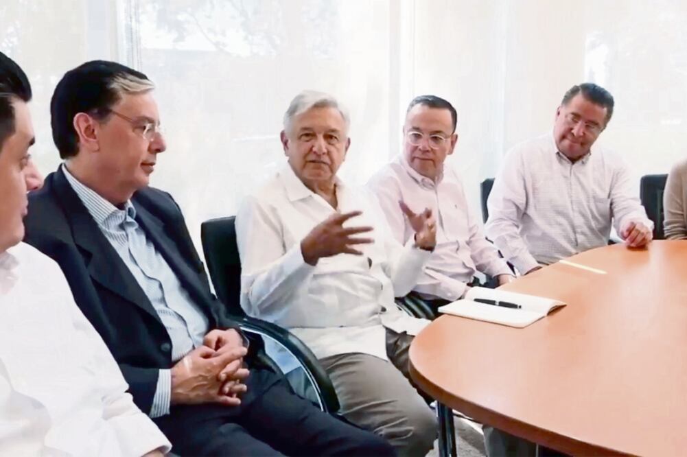 El aspirante de Juntos Haremos Historia (Morena-PES-PT), Andrés Manuel López Obrador (segundo de la fila) presentó a su equipo encargado de proteger que no se compren votos. Foto: TOMADA DE FACEBOOK