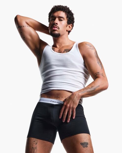 Bad Bunny modelando para Calvin Klein. Foto: Instagram @Calvin Klein