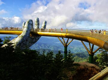 El nuevo puente sostenido por las manos gigantes de los dioses