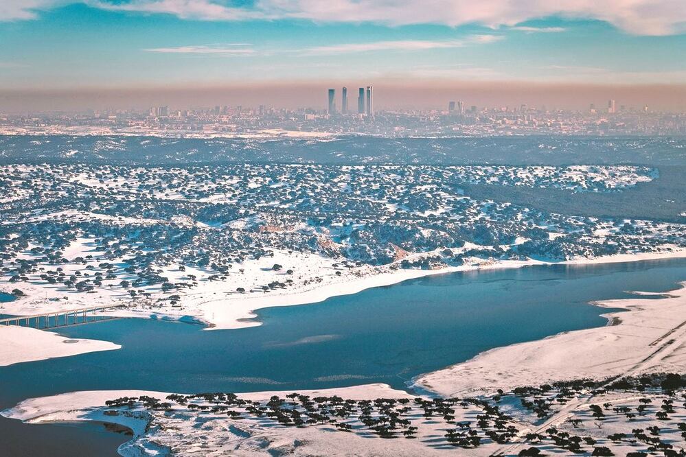 Desde el embalse de El Pardo puede verse la contaminación en la ciudad de Madrid, España. La mejora climática que mostró el confinamiento por el coronavirus en 2020 ha dado bríos al activismo climático. PEDRO ARMESTRE. EFE