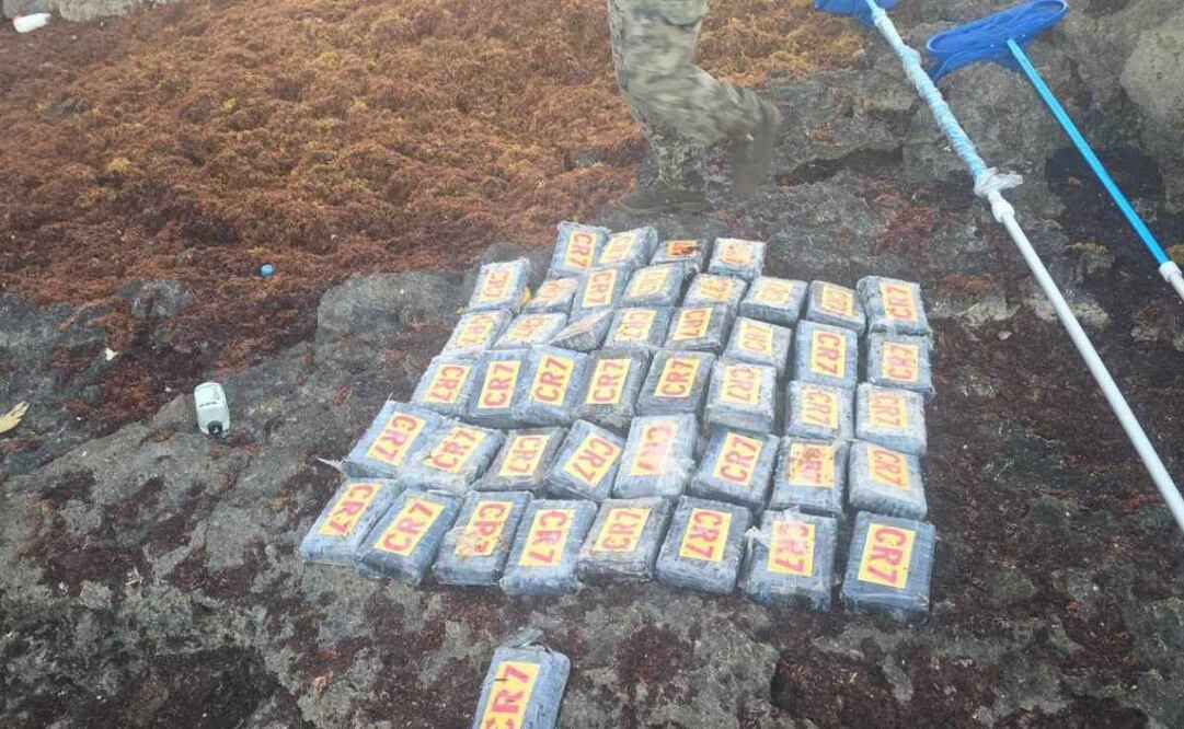 Personal de la Secretaría Marina aseguró 45 paquetes con presunta cocaína, en costas de Playa del Carmen, Quintana Roo. Foto: Especial
