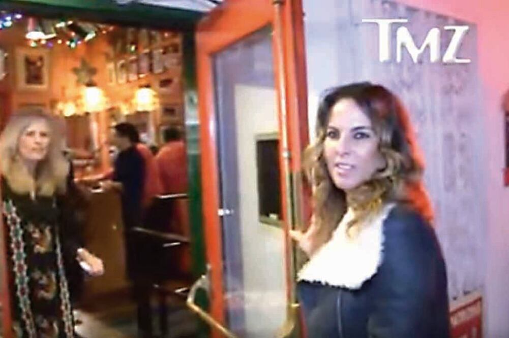La actriz Kate del Castillo reapareció en Los Ángeles el sábado por la noche, cuando fue a un restaurante de comida mexicana (TOMADA DE VIDEO DE YOUTUBE)