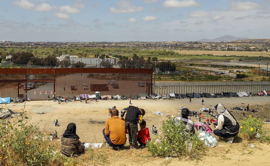 Migrantes esperan en la frontera de México con Estados Unidos. Foto: EFE