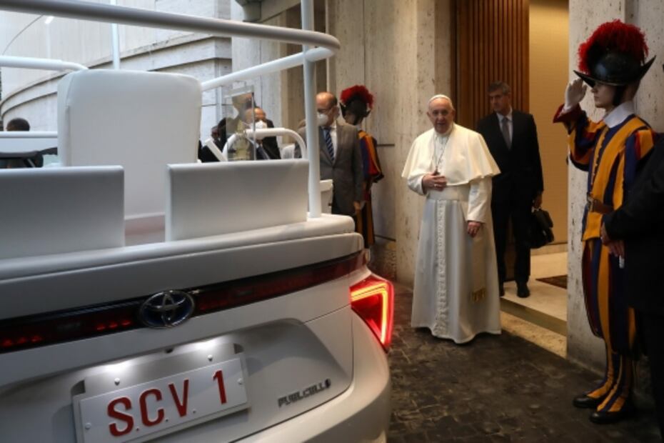 Papa Francisco recibe un nuevo Papamóvil propulsado por hidrógeno