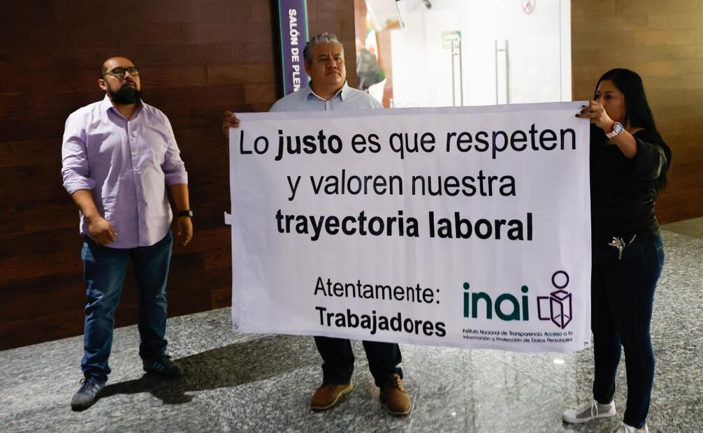 Trabajadores del Inai se manifiestan afuera del salón de pleno de dicho instituto previo a la última sesión de los comisionados. Foto: Diego Simón Sánchez/ EL UNIVERSAL