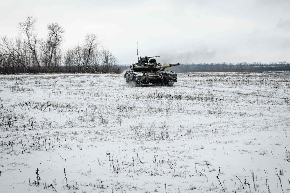 Un tanque T-64 corre en el campo cubierto por la nieve cerca de la línea del frente en la región de Donetsk. Foto: AFP