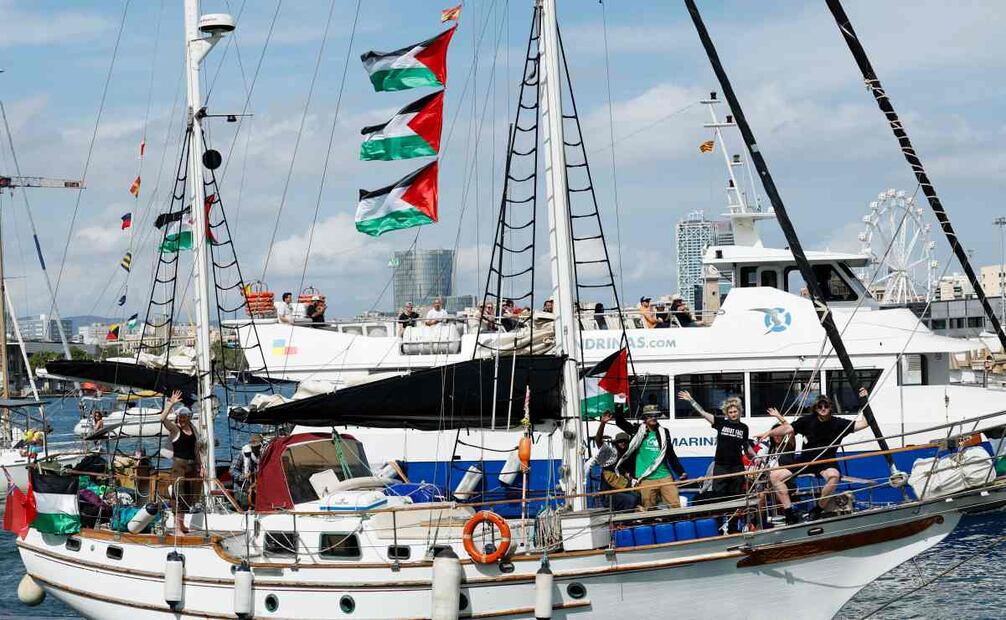 Vista de uno de los barcos que forman parte de la flotilla en el puerto de Barcelona este domingo. La flotilla Global Sumud sale este domingo desde Barcelona y con destino a Gaza, en una acción solidaria con el pueblo palestino en la que participan entidades de 44 países. Foto: EFE