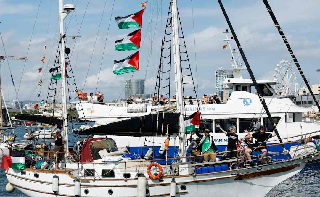 Vista de uno de los barcos que forman parte de la flotilla en el puerto de Barcelona este domingo. La flotilla Global Sumud sale este domingo desde Barcelona y con destino a Gaza, en una acción solidaria con el pueblo palestino en la que participan entidades de 44 países. Foto: EFE