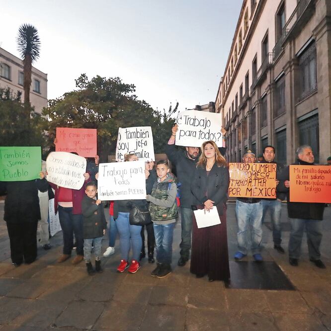 Trabajadores de lo que fue la Residencia Oficial de Los Pinos protestaron en Palacio Nacional, debido a que temen ser despedidos por falta de actividades. BERENICE FREGOSO. EL UNIVERSAL