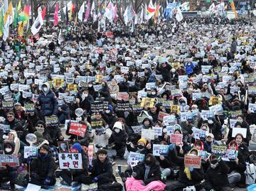 Seúl vive otra jornada de tensión por protestas a favor y en contra Yoon Suk-yeol; cancelan operativo para arrestarlo