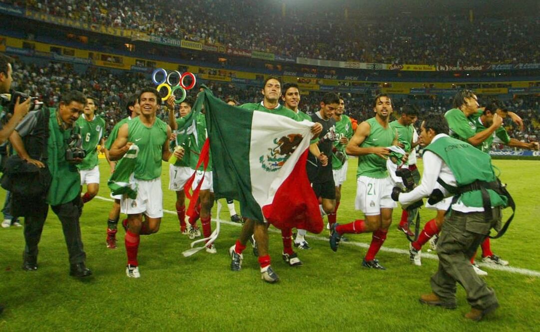 Festejo de seleccionados nacionales tras ganar 4 a 0 contra Estados Unidos, en 2004. Además de su victoria, la escuadra mexicana obtuvo un pase a los Juegos Olímpicos de Atenas, oportunidad que no aprovecharon muy bien. Foto: Ramón Romero/EL UNIVERSAL.
