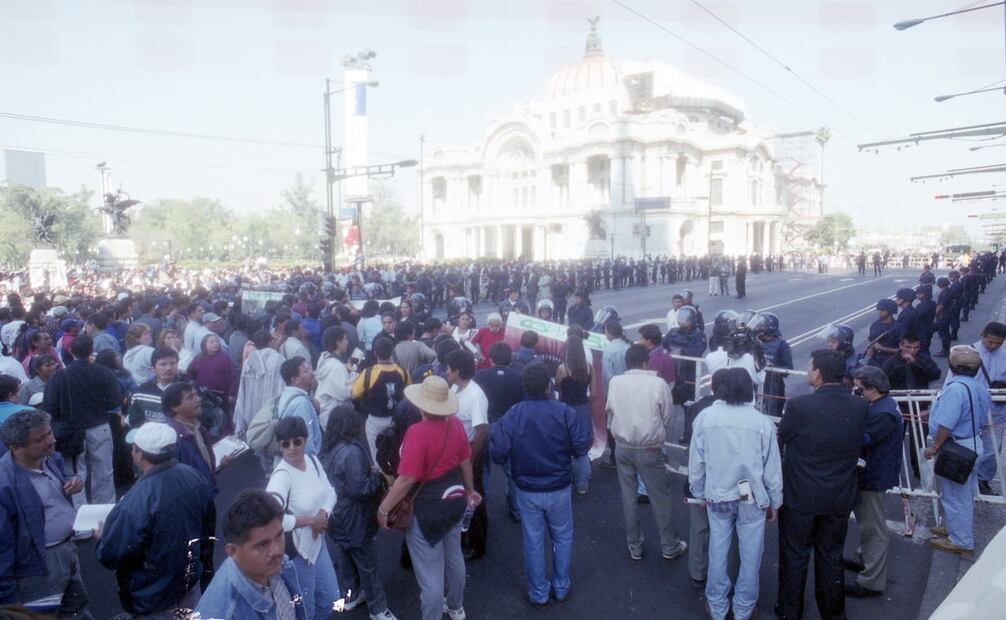 Protesta del CGH frente al Palacio de Bellas Artes en el 2000, mientras los granaderos impiden su avance hacia el coche de Fox. Foto: Archivo EL UNIVERSAL.